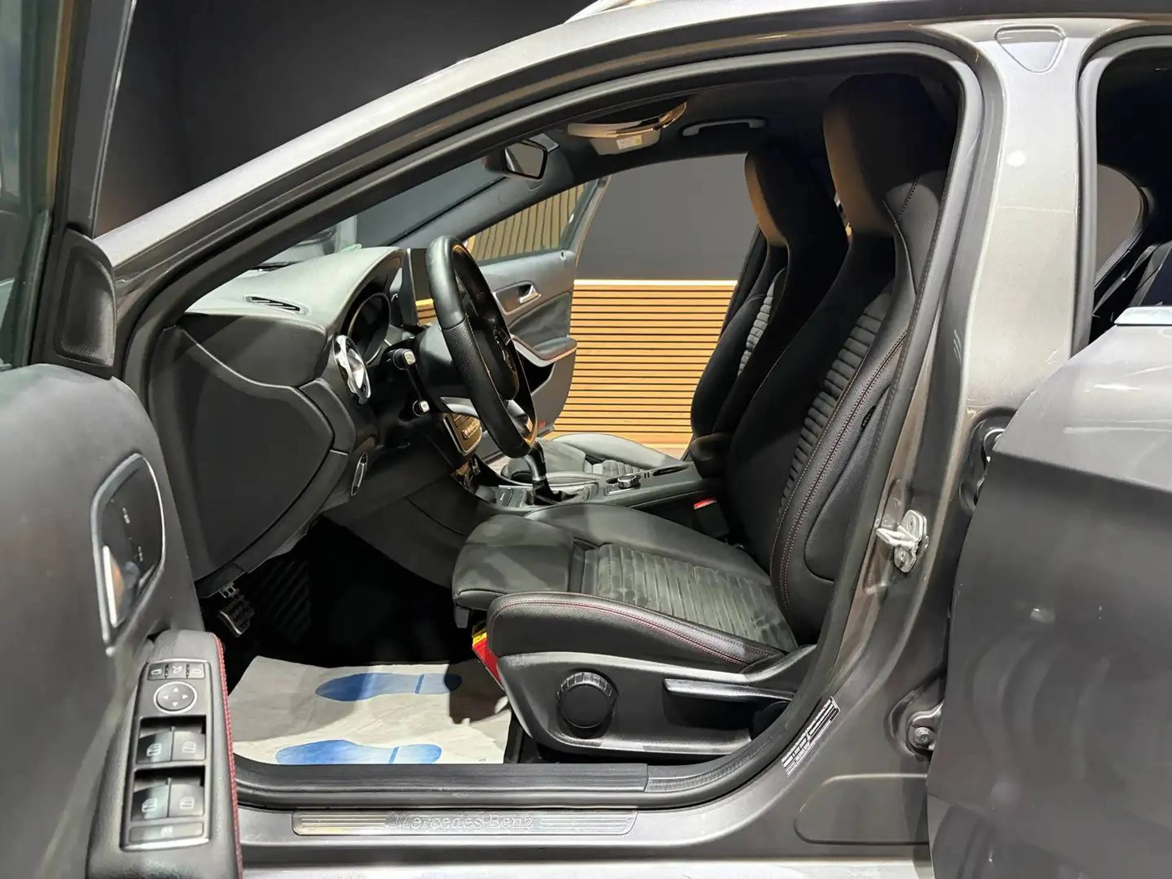 Mercedes-Benz GLA 180 d *PACK AMG*CARPLAY*CRUISE CONTROL*CAPTEUR AV+AR*GARANTIE* — photo 7
