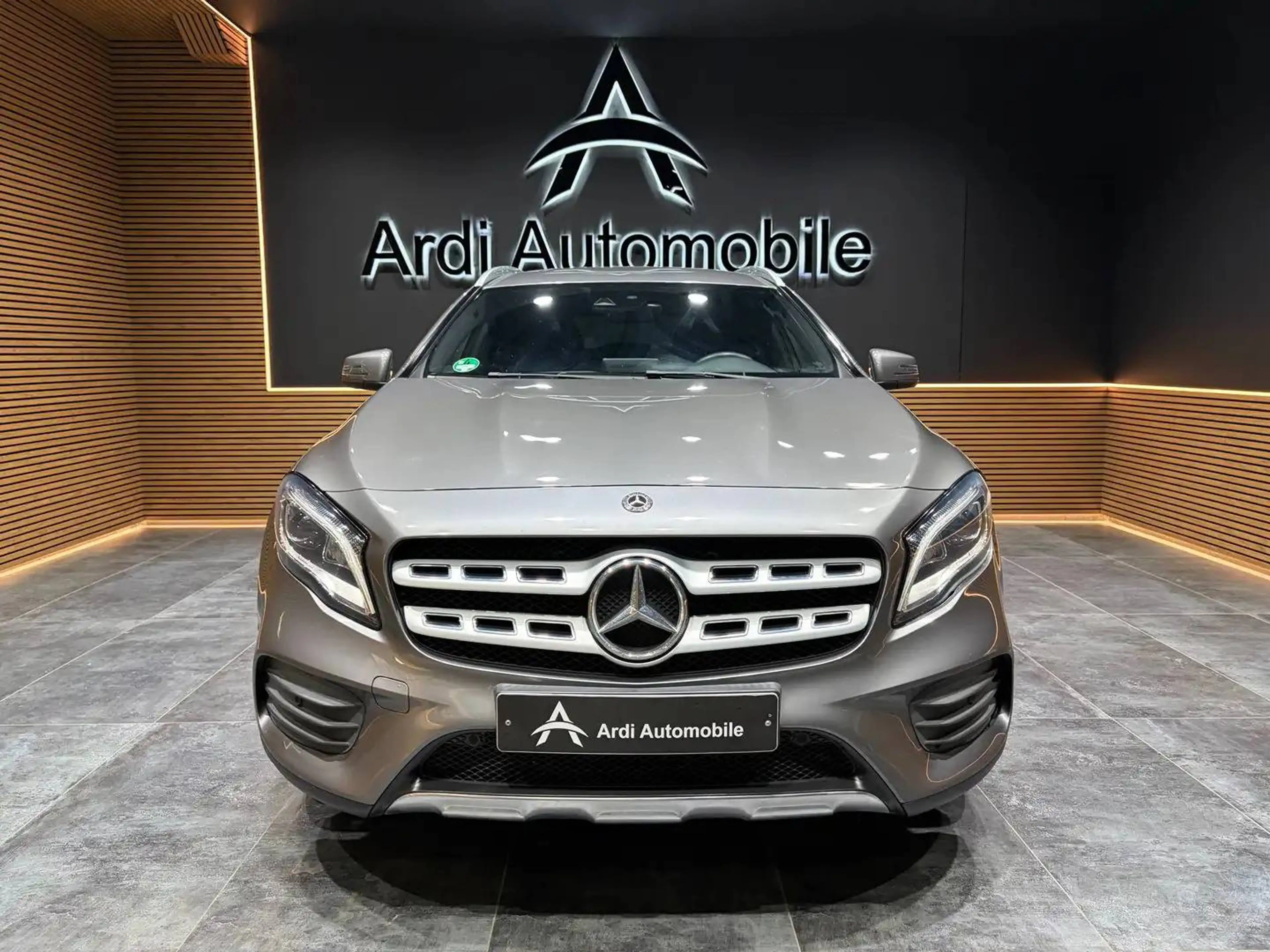 Mercedes-Benz GLA 180 d *PACK AMG*CARPLAY*CRUISE CONTROL*CAPTEUR AV+AR*GARANTIE* — photo 2
