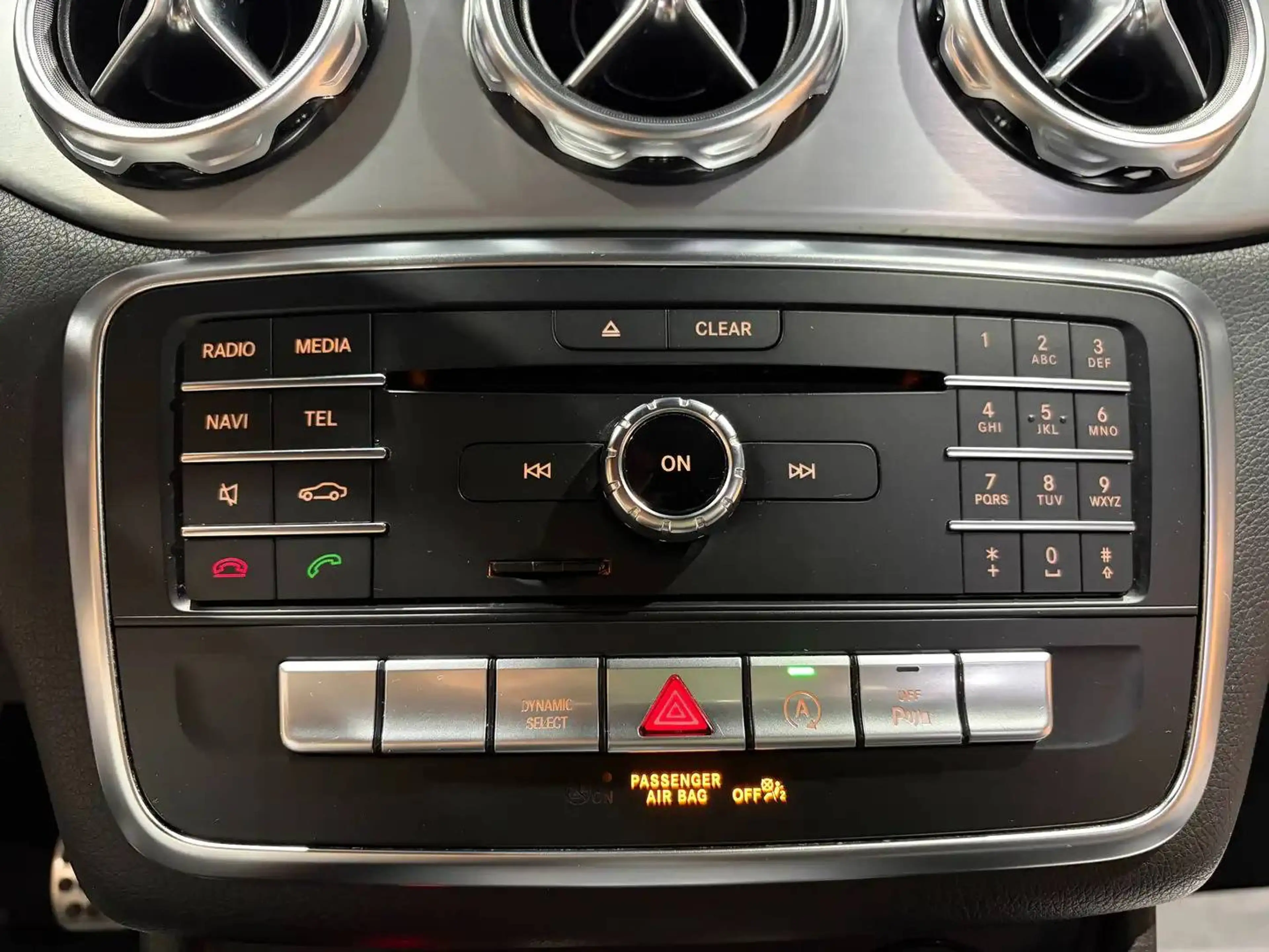 Mercedes-Benz GLA 180 d *PACK AMG*CARPLAY*CRUISE CONTROL*CAPTEUR AV+AR*GARANTIE* — photo 11