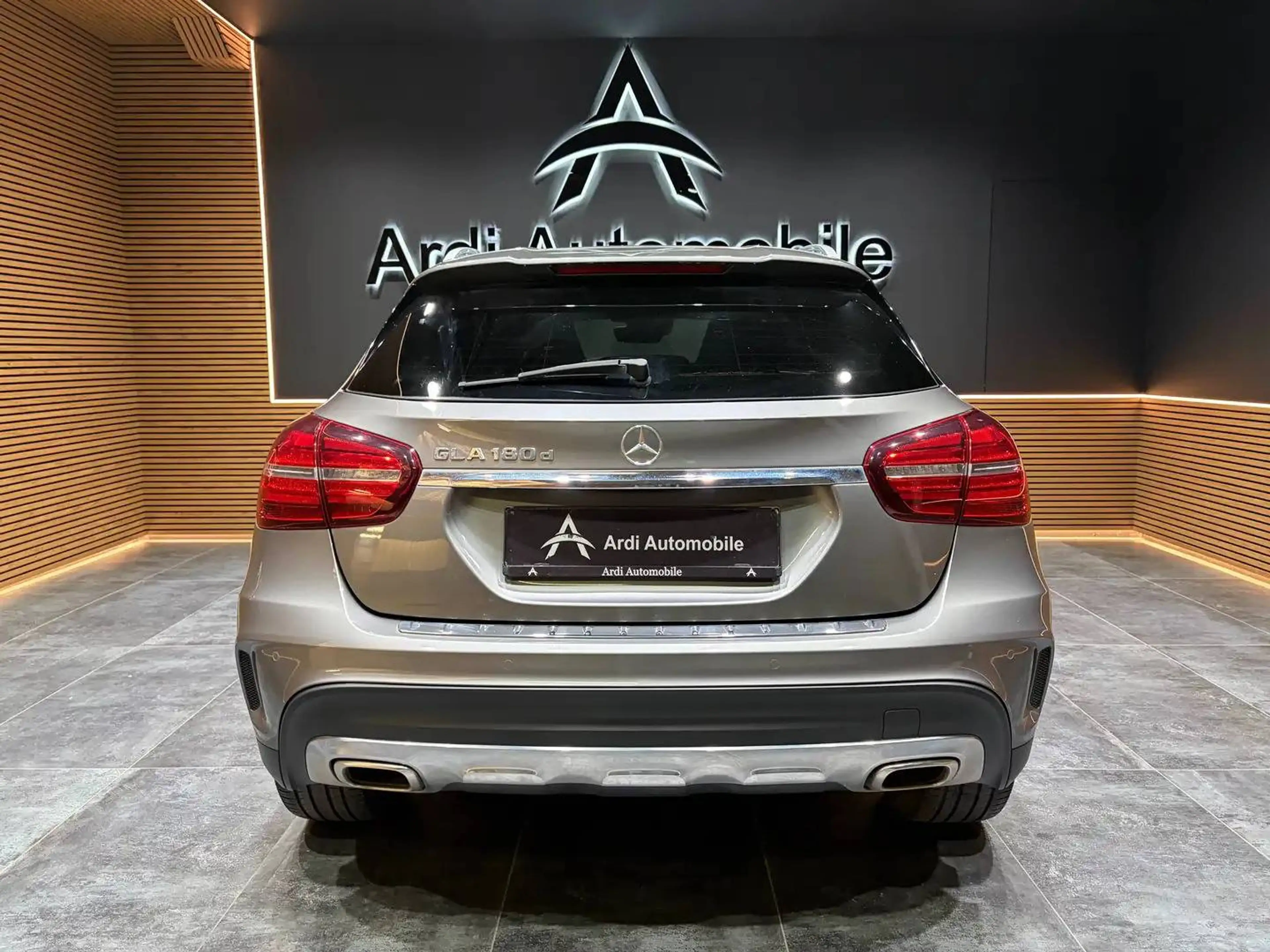 Mercedes-Benz GLA 180 d *PACK AMG*CARPLAY*CRUISE CONTROL*CAPTEUR AV+AR*GARANTIE* — photo 5