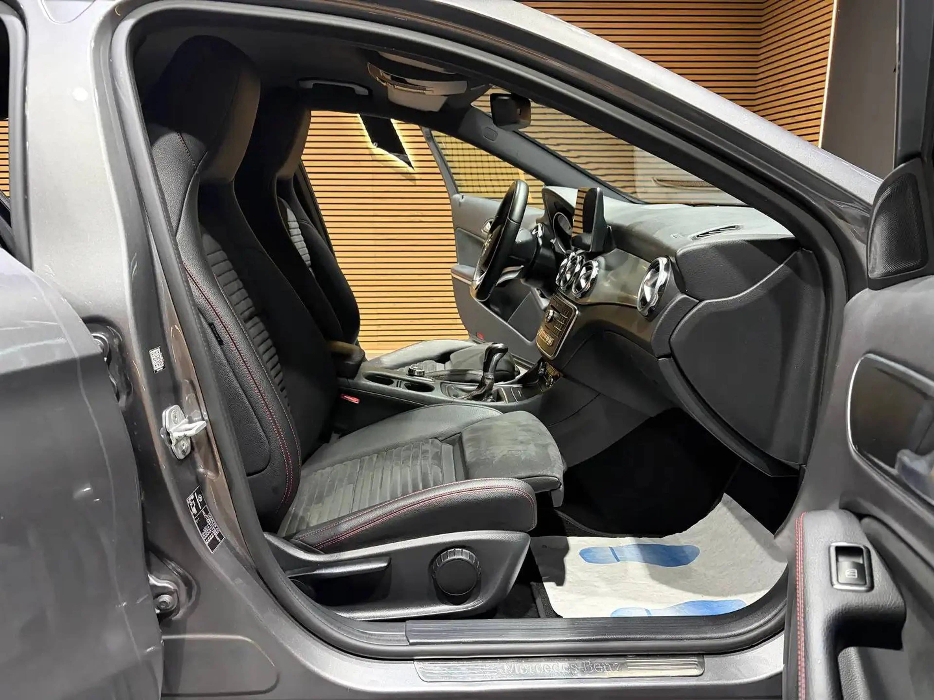 Mercedes-Benz GLA 180 d *PACK AMG*CARPLAY*CRUISE CONTROL*CAPTEUR AV+AR*GARANTIE* — photo 14