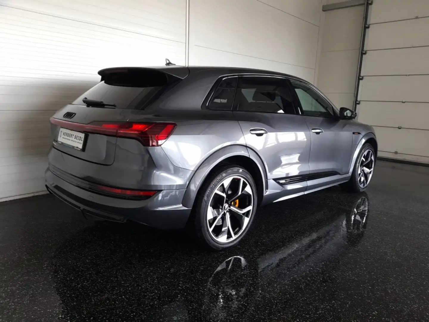 Audi e-tron S 95  QUATTRO S-LINE BLACK *NP: € 109.945,- / 21 ZOLL / MEMORY SPORTSITZE / OPTIKPAKET SCHWARZ / BANG & OLUFSEN* Grau - 2