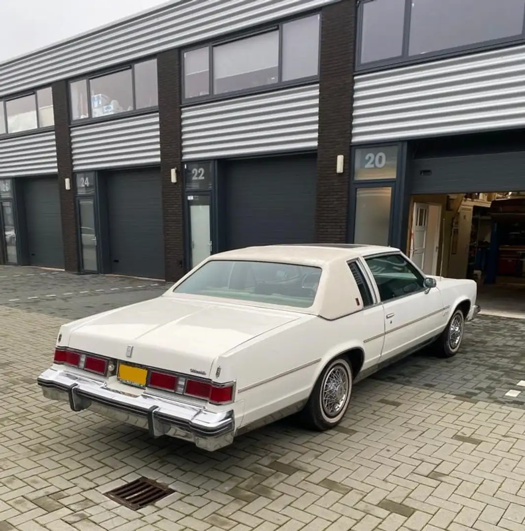 Oldsmobile Delta 88 Coupe Bílá - 2