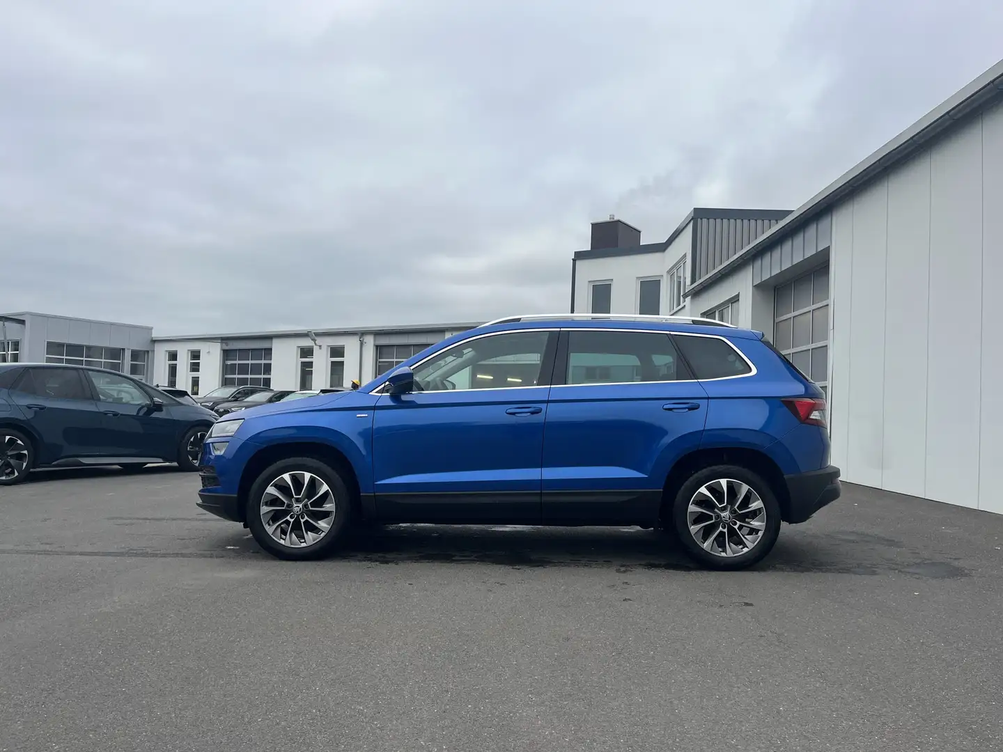 Skoda Karoq 1.5 TSI Clever 144€ m. 20% Anzahlung Virtual Coc Blau - 2