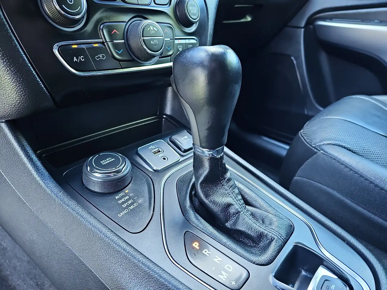 Jeep Cherokee снимка Jeep Cherokee