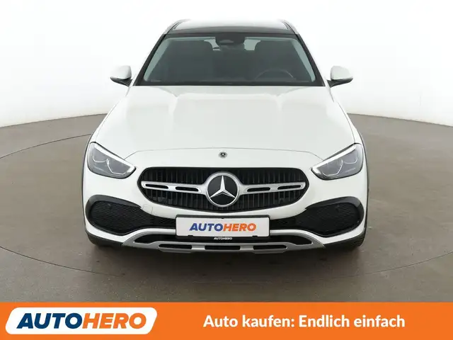Mercedes-Benz 220 view 9