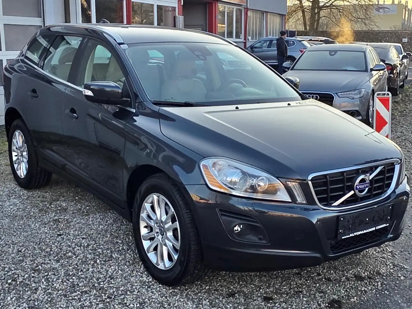 Volvo XC60 XC60 2,4D AWD Basis Geartronic Basis Grau - 1