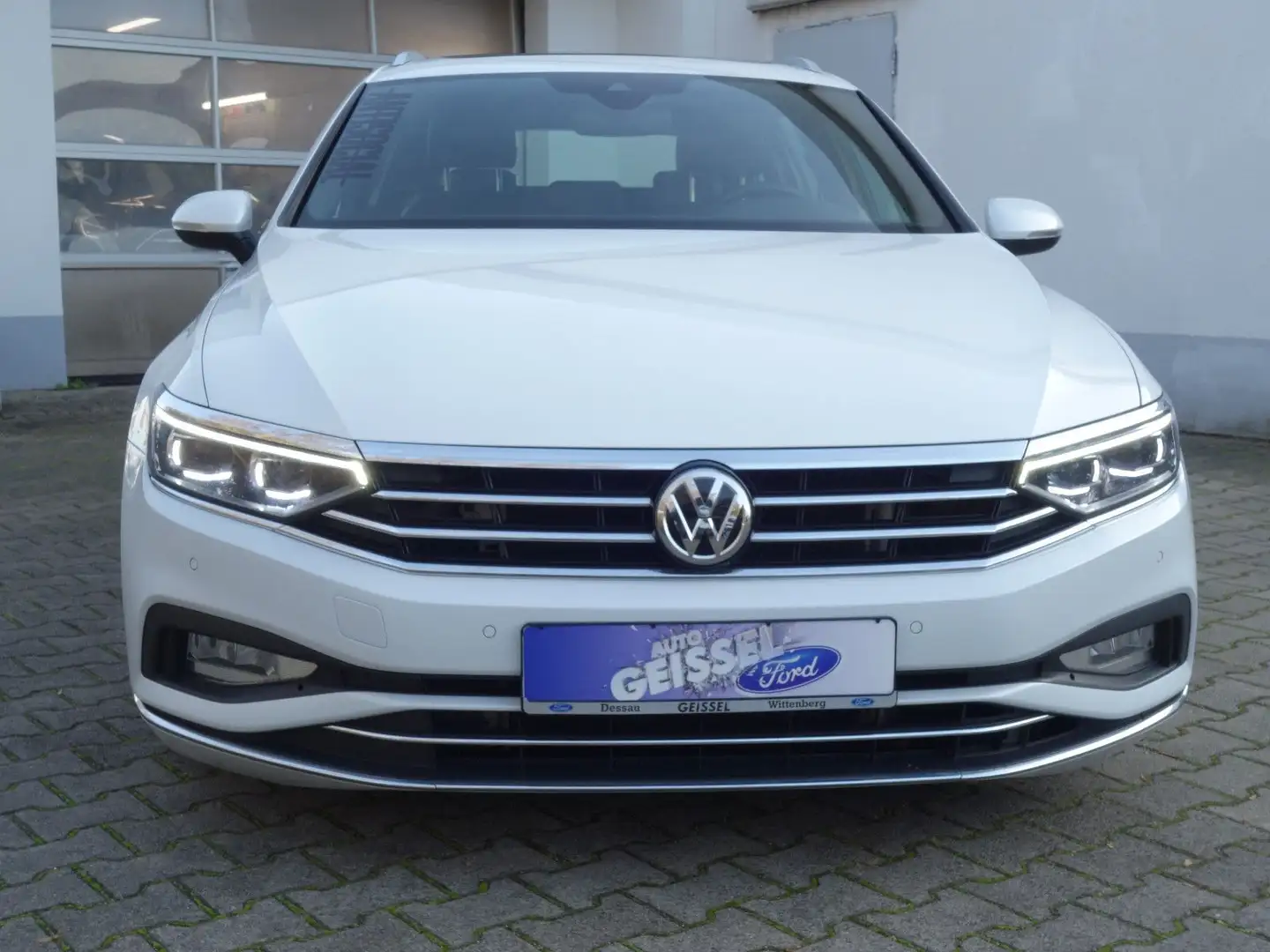 Volkswagen Passat Variant Elegance 4Motion AUTO LEDER Navi Wit - 2