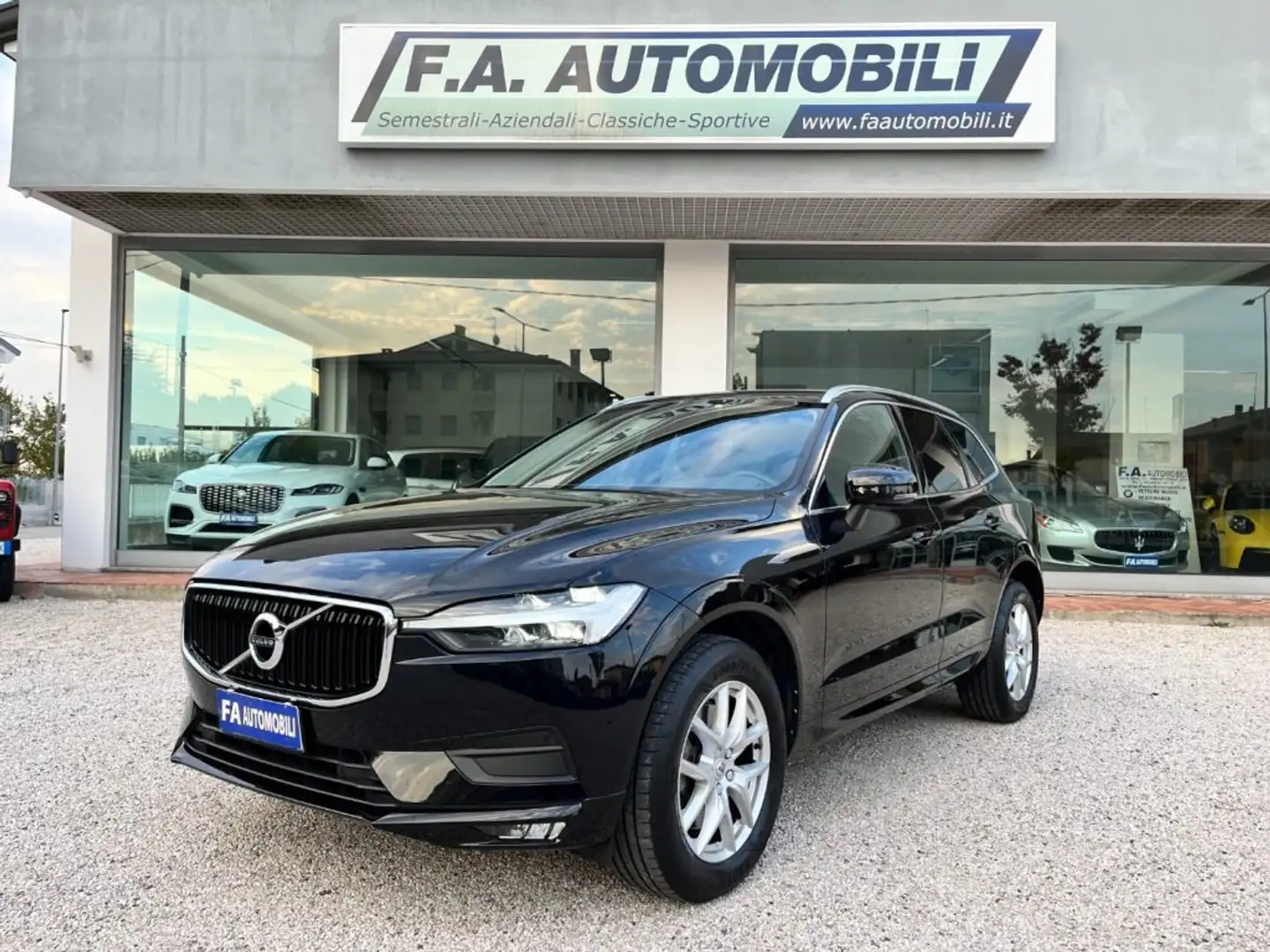 Volvo XC60 B4 (d) AWD Geartronic Momentum Pro Zwart - 1