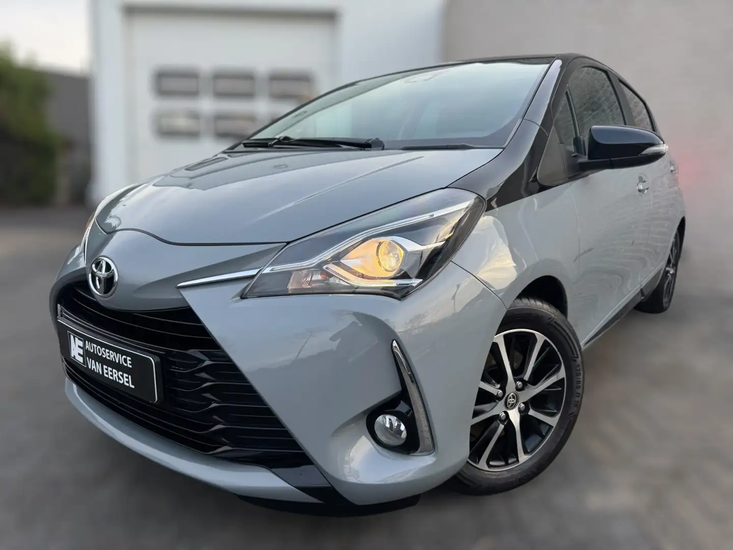 Toyota Yaris 1.5 VVT-i Dynamic CARPLAY / TREKHAAK / TWO-TONE / Grijs - 1