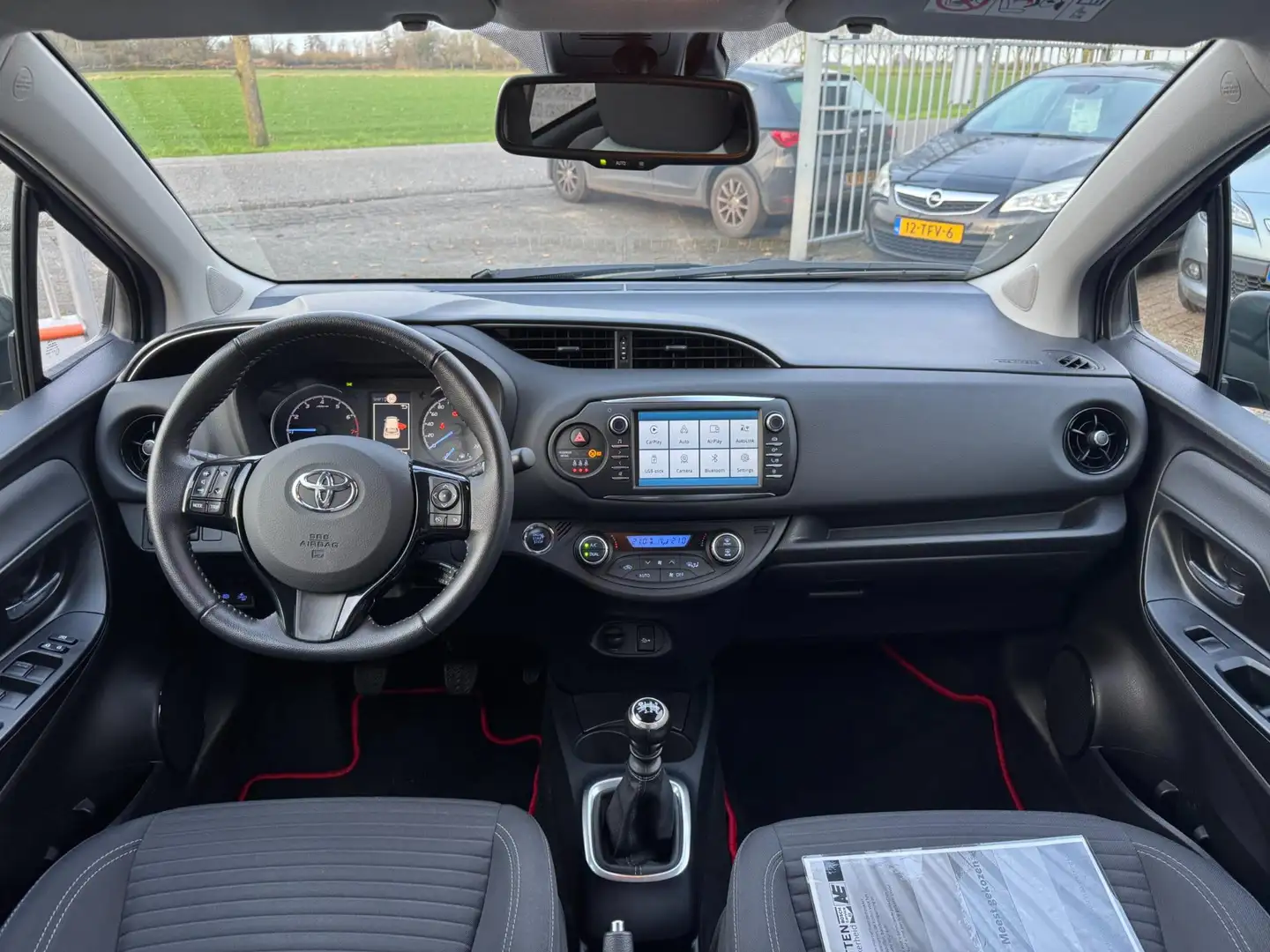 Toyota Yaris 1.5 VVT-i Dynamic CARPLAY / TREKHAAK / TWO-TONE / Grijs - 2
