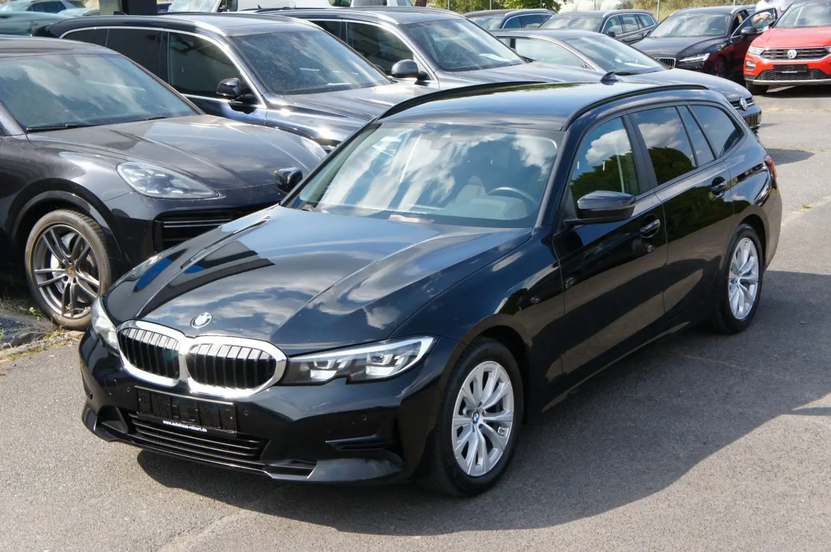 BMW 320 d Advantage *NAV*PDC*SHZ*CARPLAY*LED*LIVE* Noir - 1