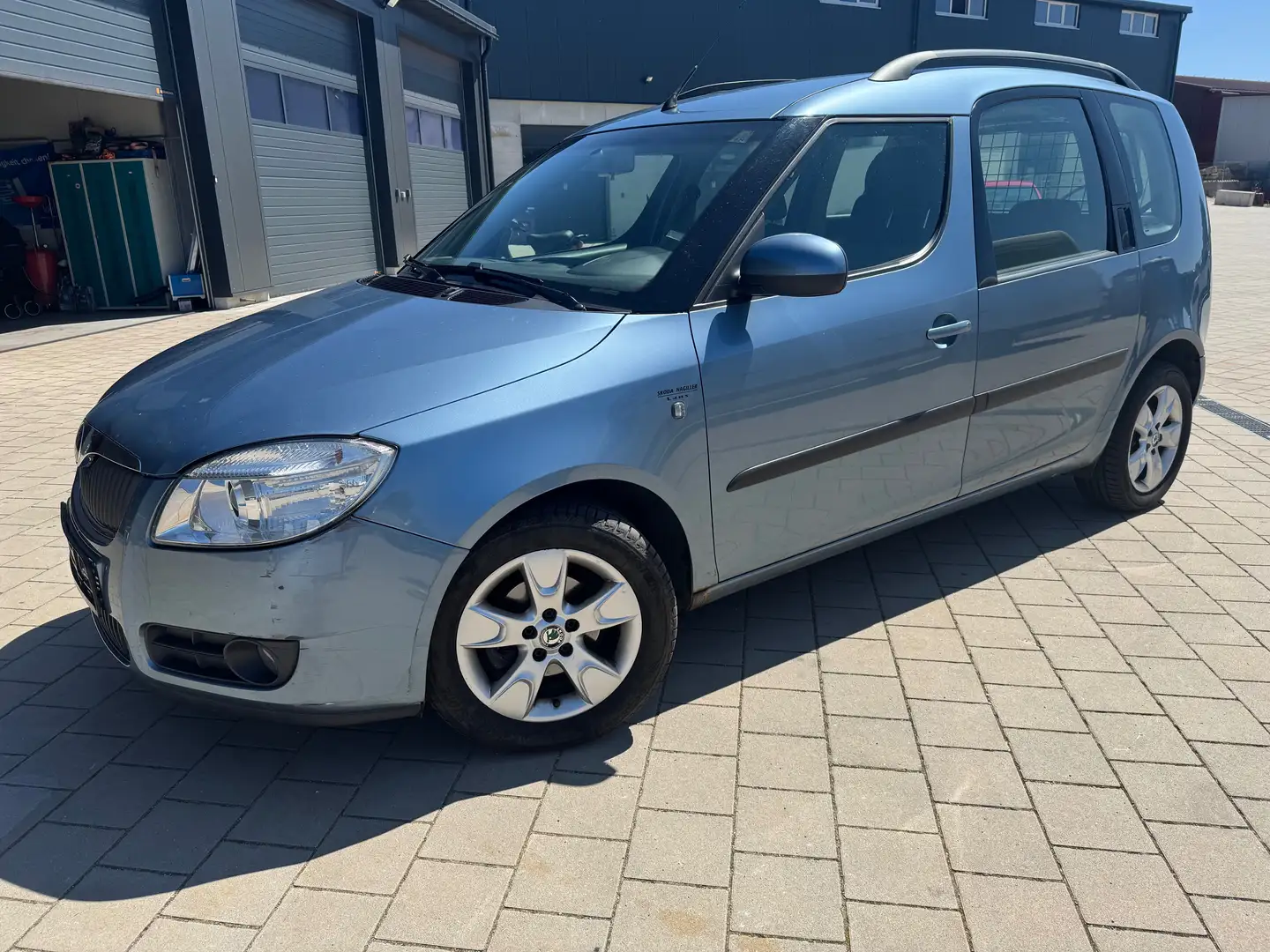 Skoda Roomster 1.2 12V HTP Bleu - 1