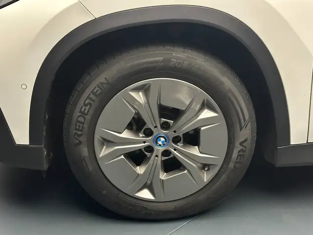 BMW Ix1 view 9