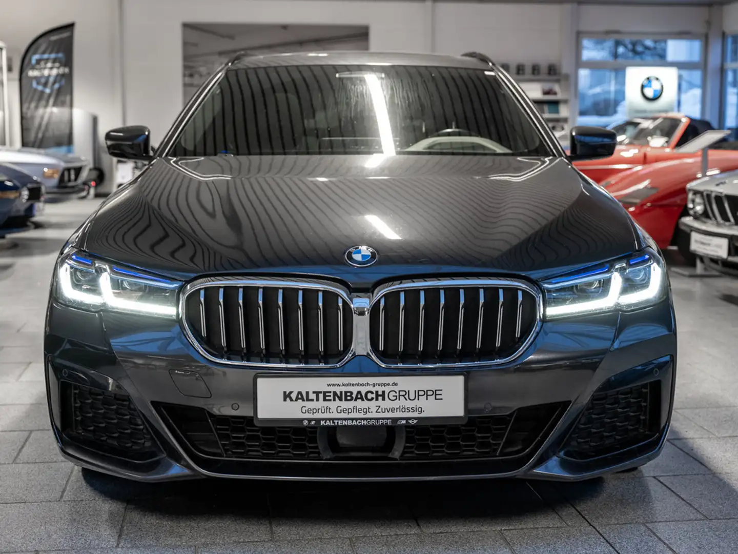 BMW 540 d Touring xDrive M-Sport FACEL. PANO AHK Grau - 2