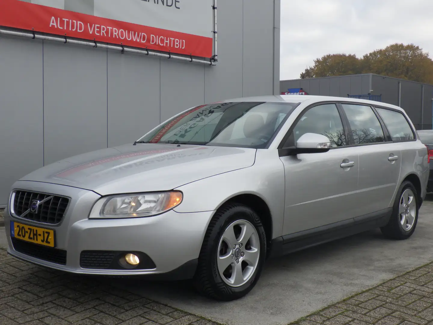 Volvo V70 2.0 Kinetic, Cruise Control, Airco, Youngtimer, NL Grau - 2
