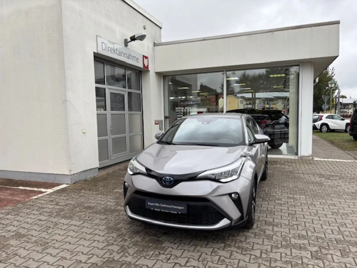 Toyota C-HR 2,0 Hybrid Automatik 5Trg. Team D Ausstattung Grijs - 2