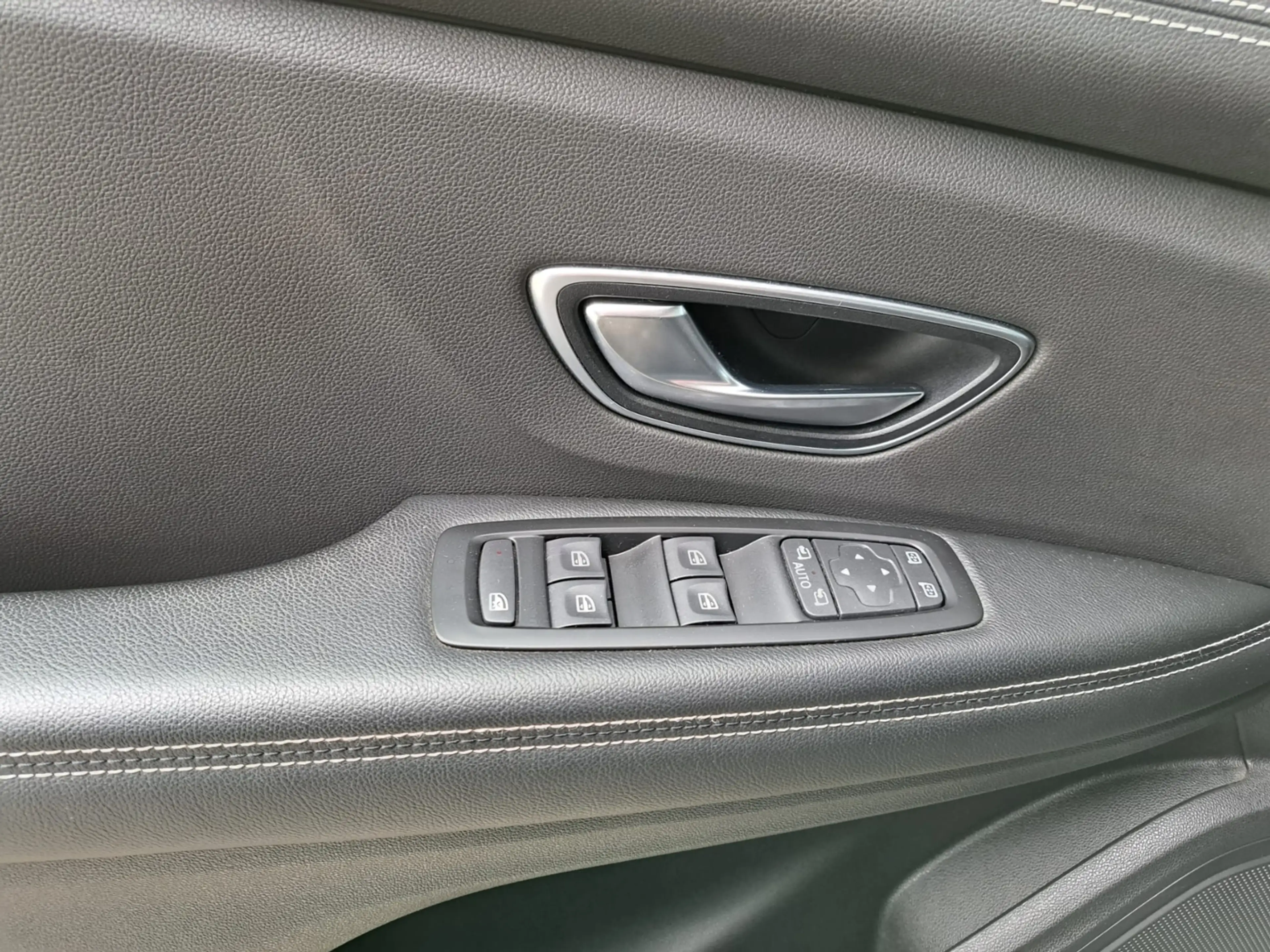 Renault Scenic 1,3 TCE AUTOMATIK "ENERGY"  *NAVI*KAMERA*LM-FELGE — photo 17