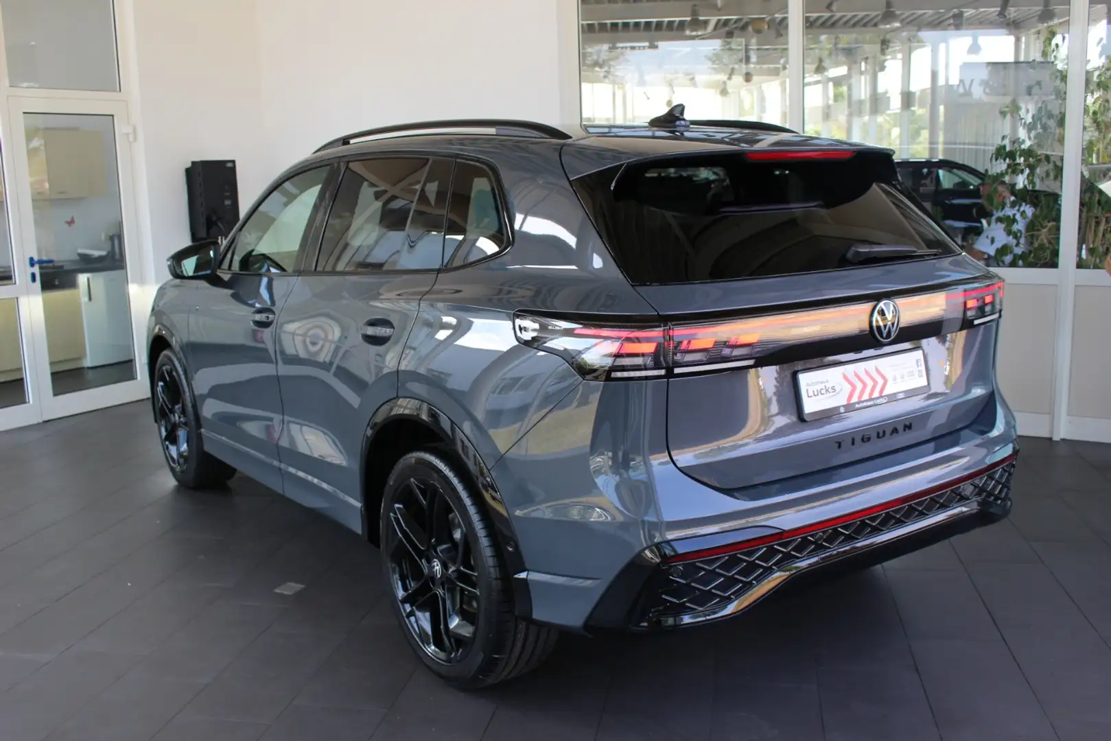 Volkswagen Tiguan R-Line  1.5l eTSI DSG Black Style Matrix Grau - 2