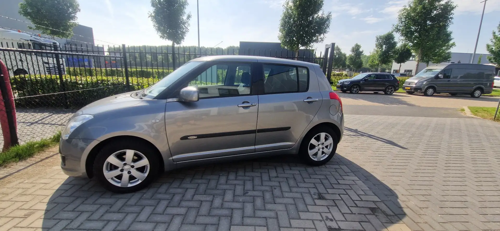 Suzuki Swift 1.5 Exclusive Grijs - 2