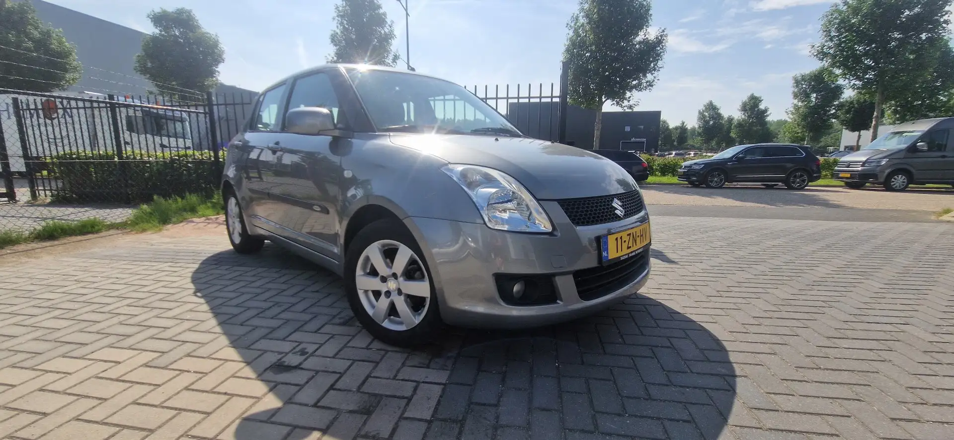 Suzuki Swift 1.5 Exclusive Grijs - 1
