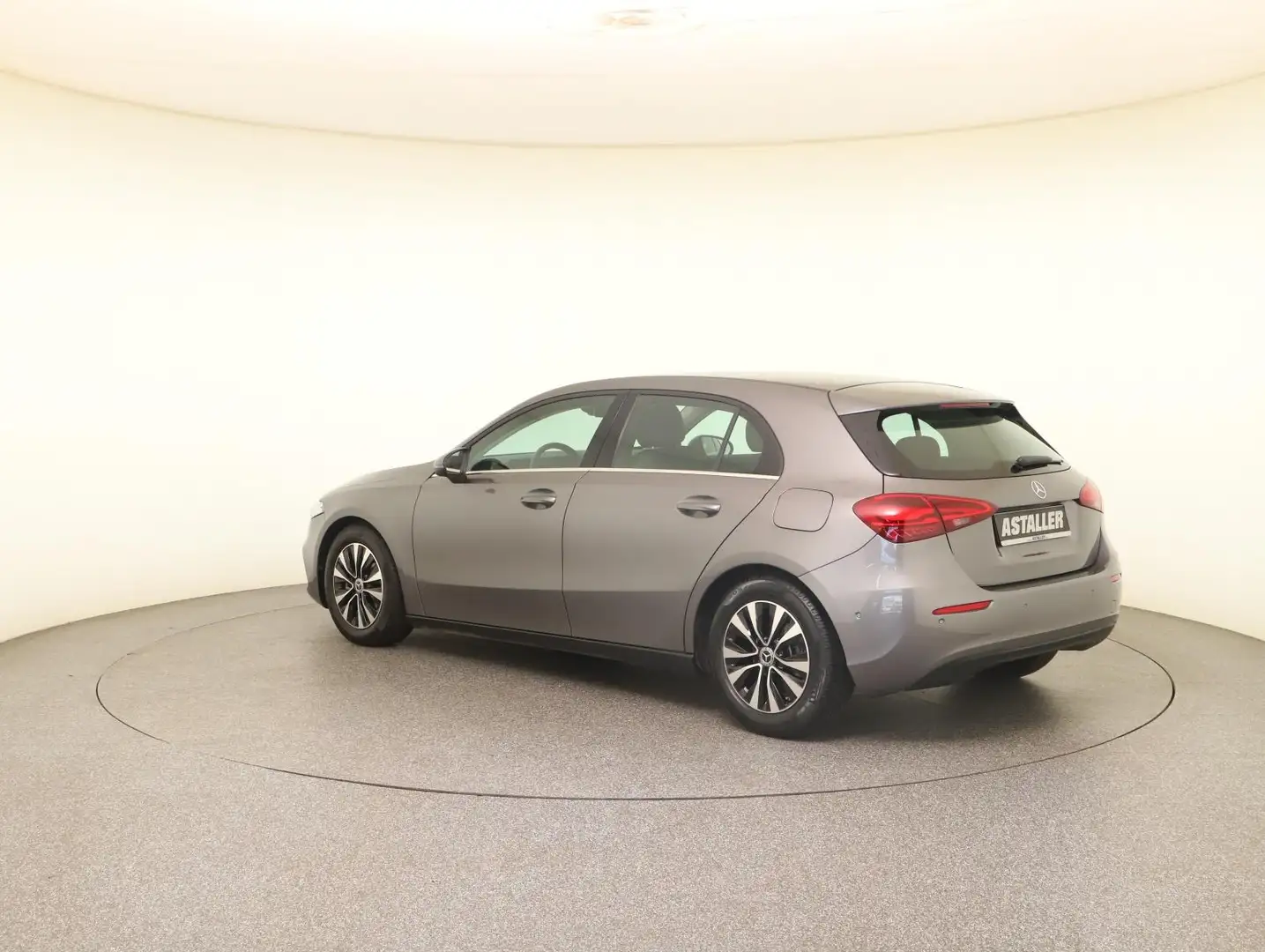 Mercedes-Benz A 180 Advanced MBUX+LED+AHK+Totw+Parkp/Kam+SHZ siva - 2