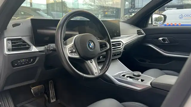 BMW 3 Series view 10