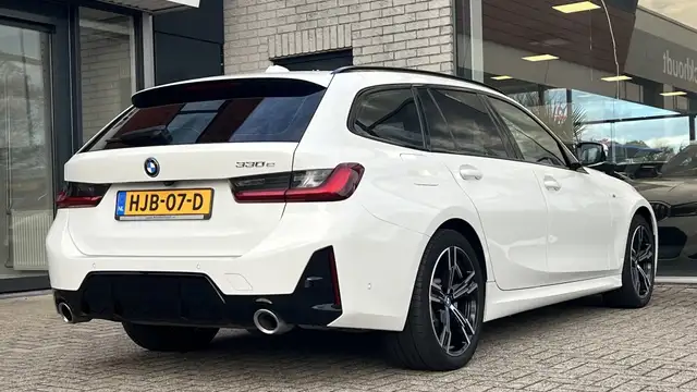BMW 3 Series view 4