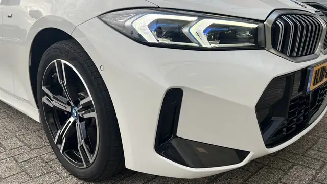 BMW 3 Series view 8