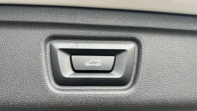BMW 3 Series view 18