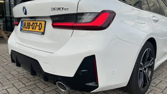 BMW 3 Series view 9
