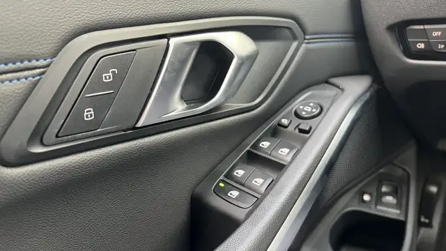 BMW 3 Series view 30