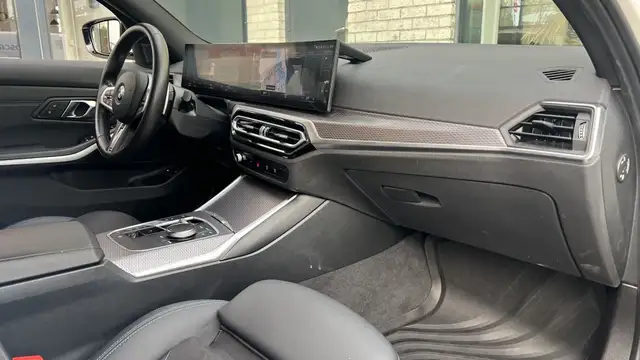 BMW 3 Series view 16