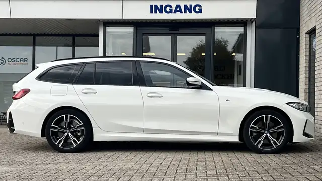 BMW 3 Series view 3
