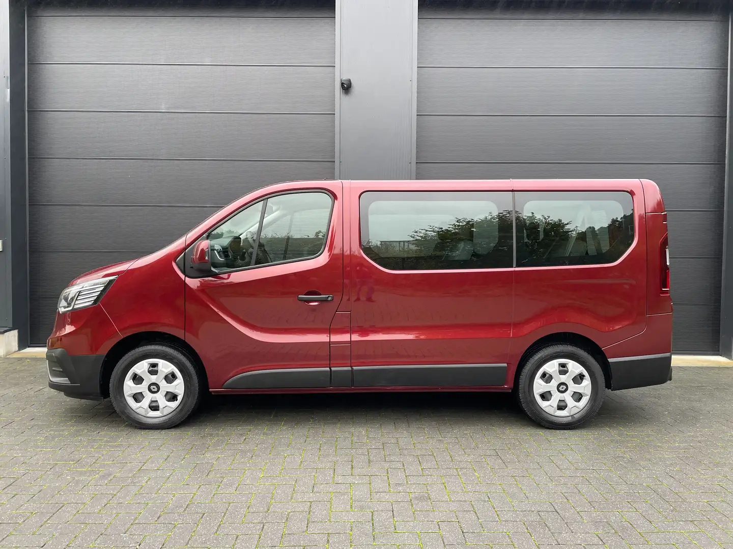 Renault Trafic 2.0 dCi / Minibus 9 Zitpl. / € 26.438 Ex. BTW Rot - 2