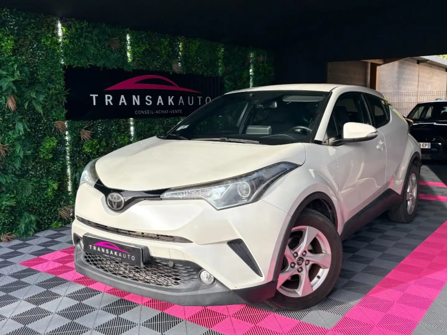Toyota C-HR 1.2T 116 ch 2WD Dynamic ~ Caméra de recul ~ Régulateur/Limiteur de vitesse ~ Car play ~ Clim auto bi-zone Blanc - 1