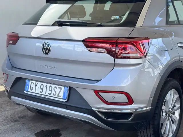 Volkswagen T-Roc view 18