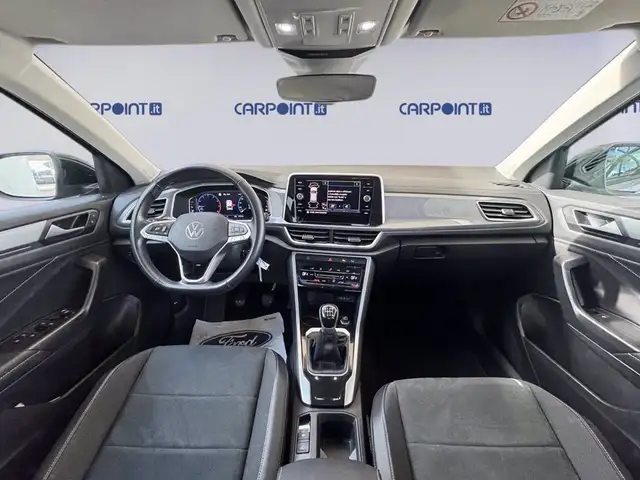 Volkswagen T-Roc view 11