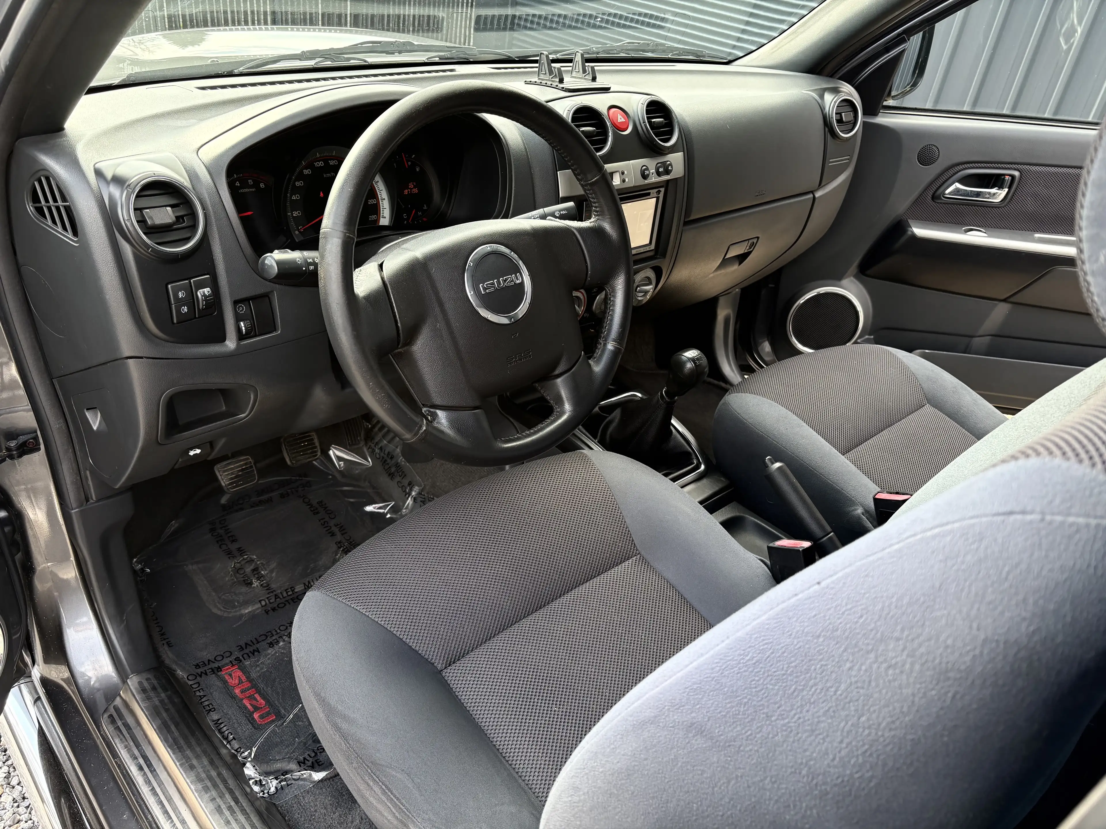 Isuzu D-Max D-Max 2.5 Turbo Di 4WD LS Granite Hardtop/ GPS/ — photo 6