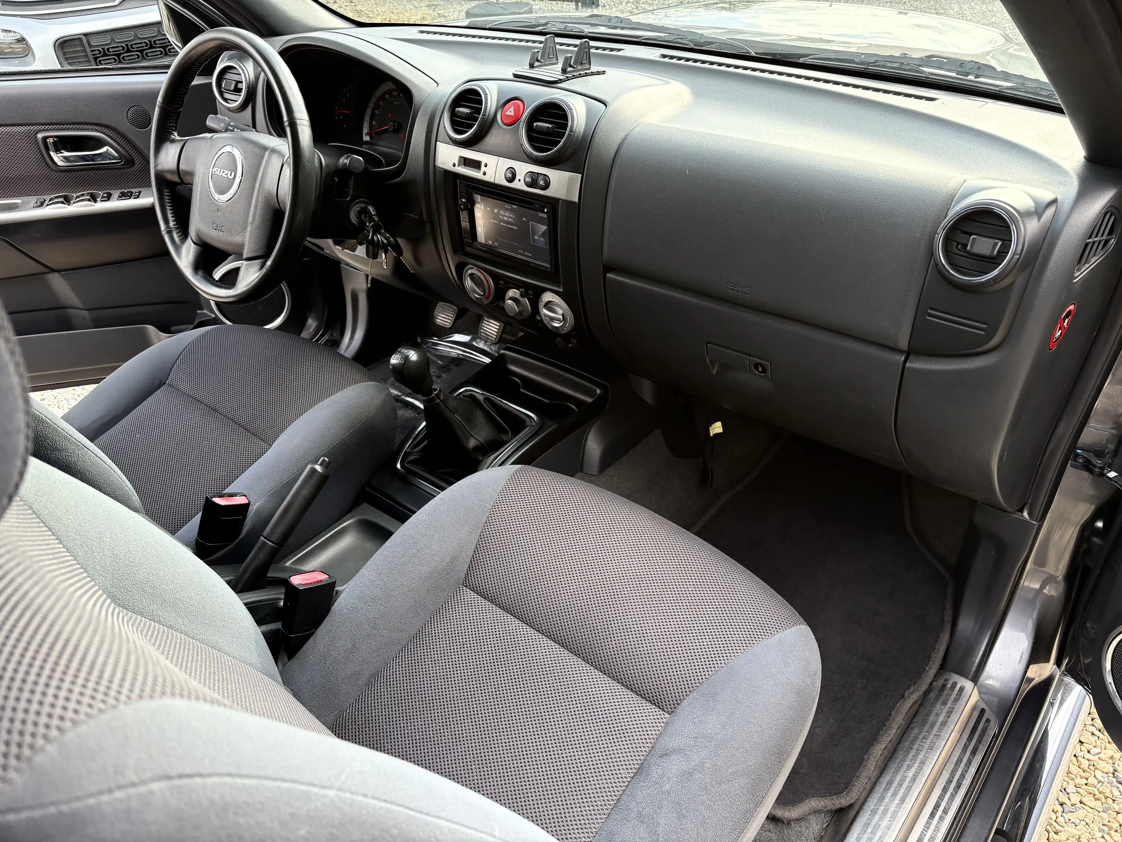 Isuzu D-Max D-Max 2.5 Turbo Di 4WD LS Granite Hardtop/ GPS/ — photo 8