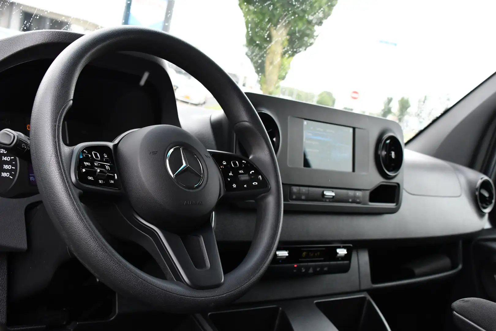 Mercedes-Benz Sprinter 317 1.9 CDI L2H2 RWD AMG Edition Camera, Cruise, L Gris - 2