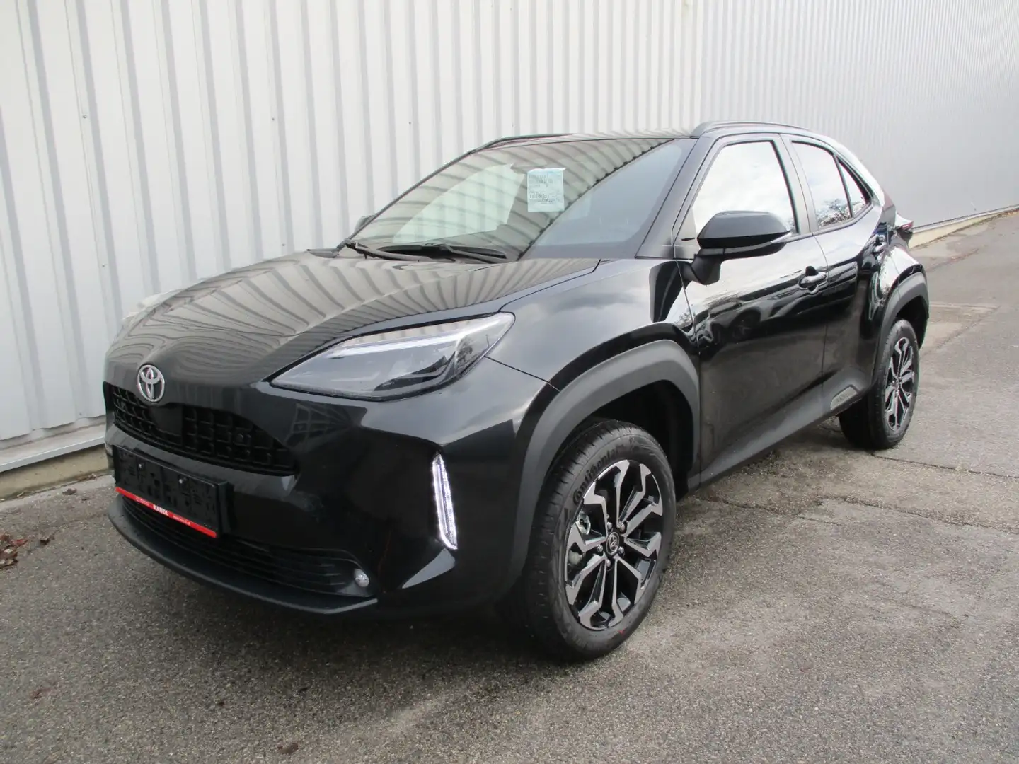Toyota Yaris Cross 1.5 VVT-i Hybrid Active Drive Aut. Schwarz - 2