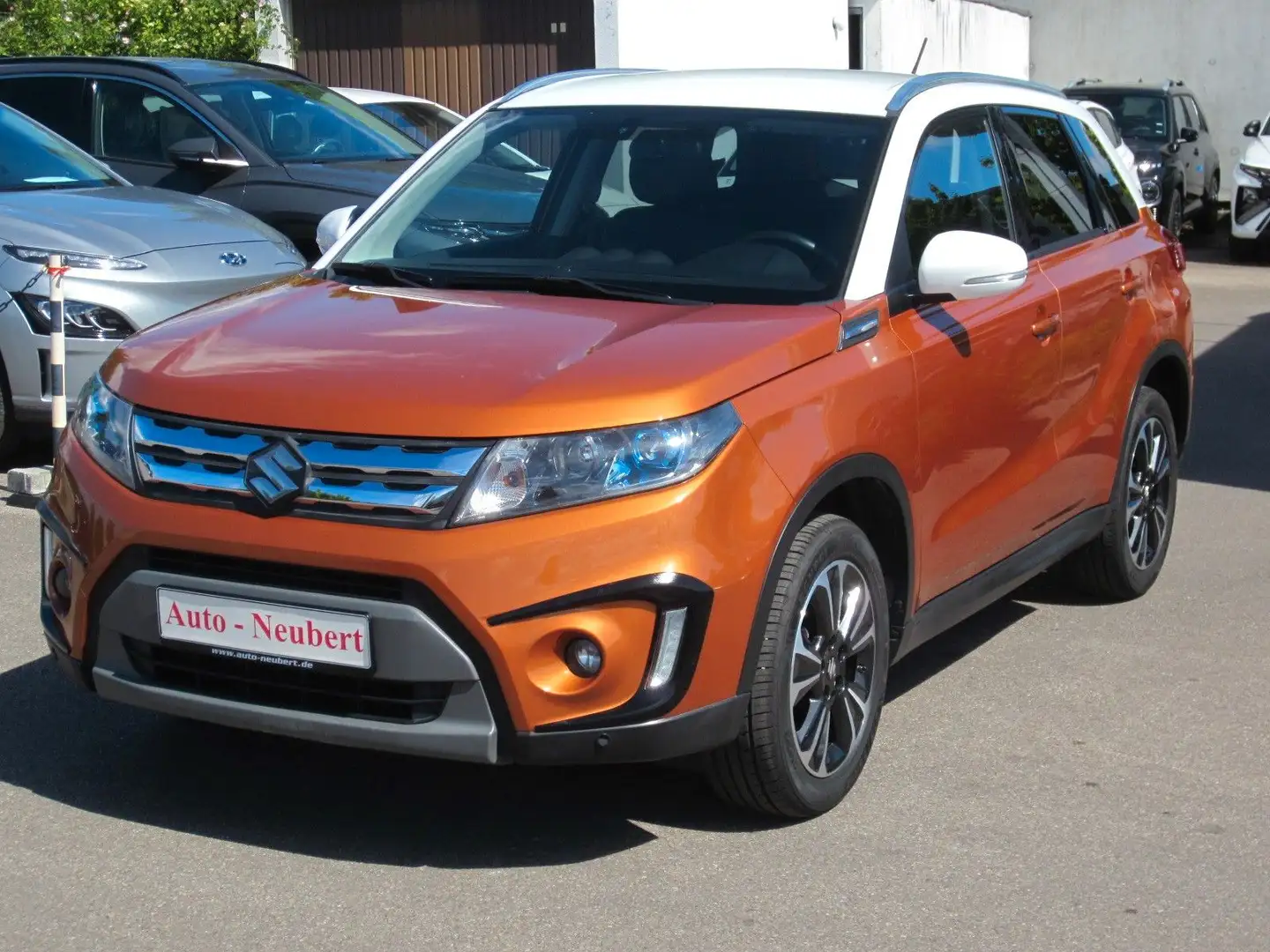 Suzuki Vitara 1.6 Club *AHK*LEDER*NAVI*PDC*SHZ* Orange - 1
