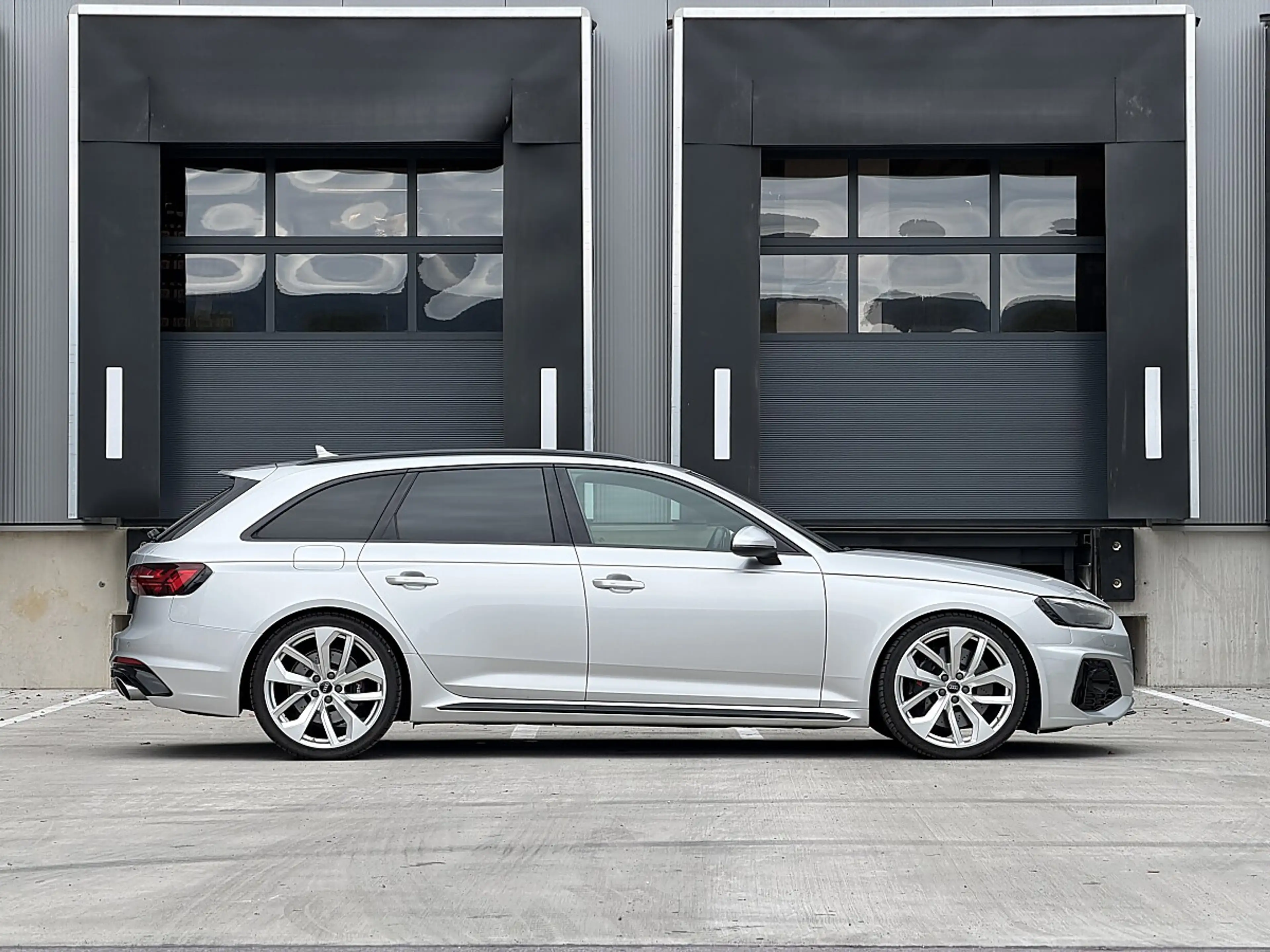 Audi RS4 Avant TFSI S-tronic Matrix, 8-fach ALU! — photo 3