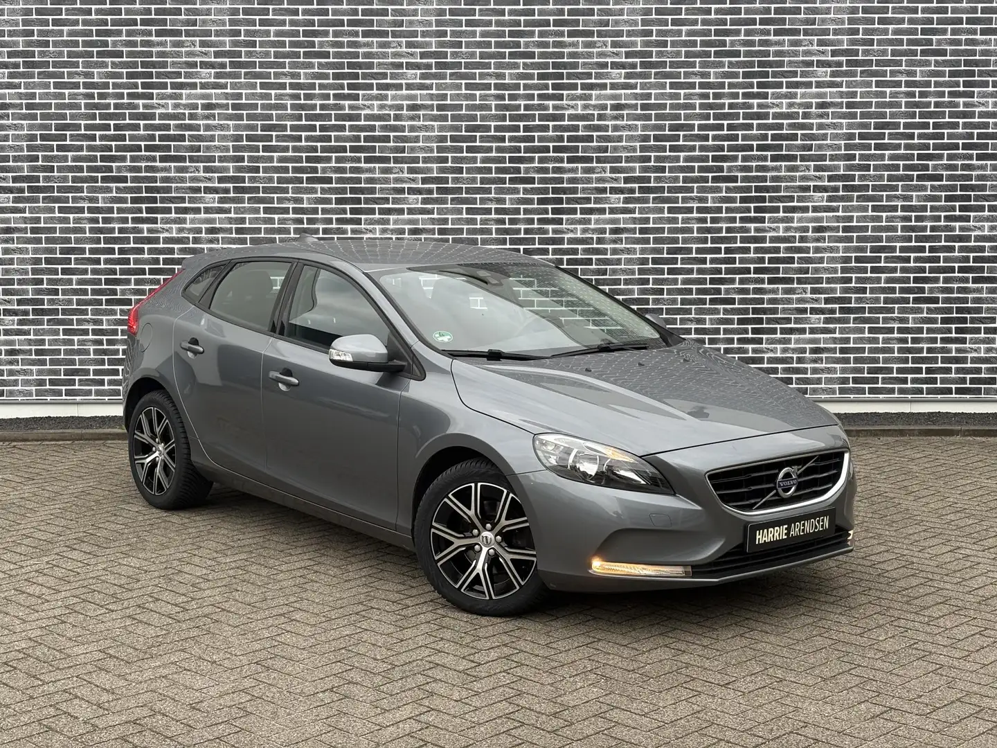 Volvo V40 T2 Base | 2 liter | 120PK | 17'' Velgen | All seas Gris - 2