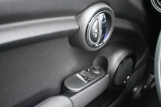 Mini Hatch view 15