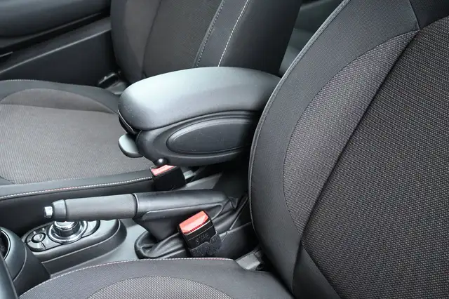 Mini Hatch view 24