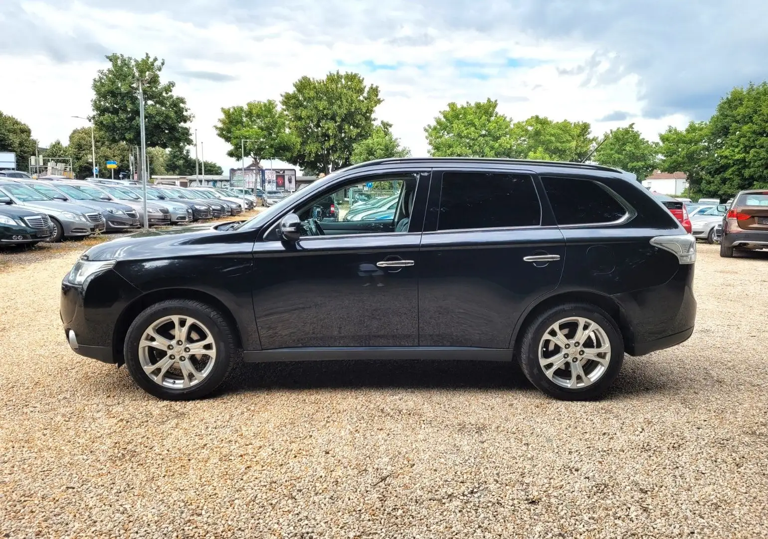 Mitsubishi Outlander Instyle 4WD*7Sitze*SR/WR+LMF*Navi*TÜV* Schwarz - 2