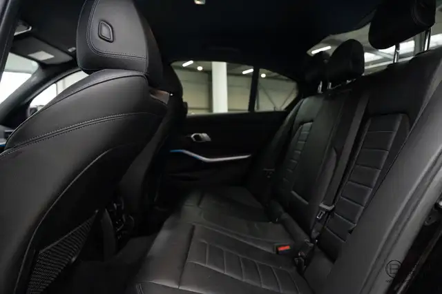 BMW 3 Series view 18