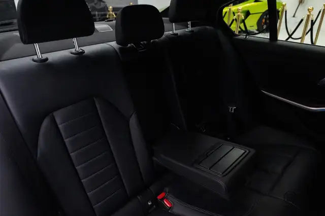 BMW 3 Series view 25